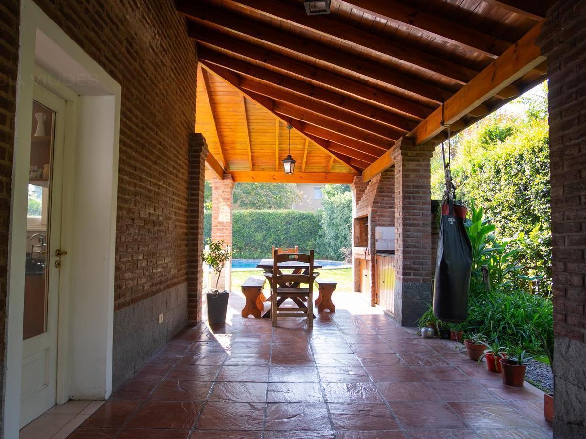 Venta de Casa 6 Ambientes con Piscina en El Casco de Moreno 3