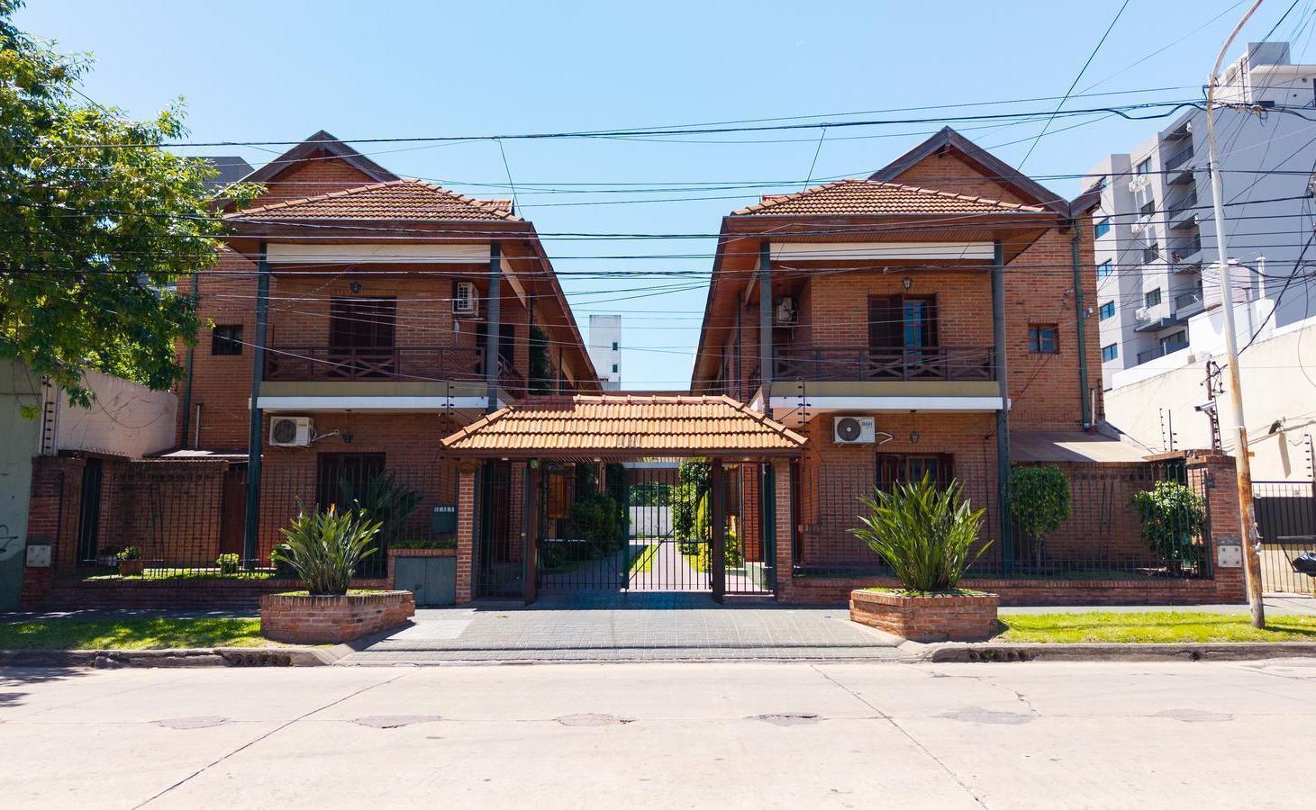 Venta de Tríplex 4 ambientes con dos cocheras en Morón Sur.