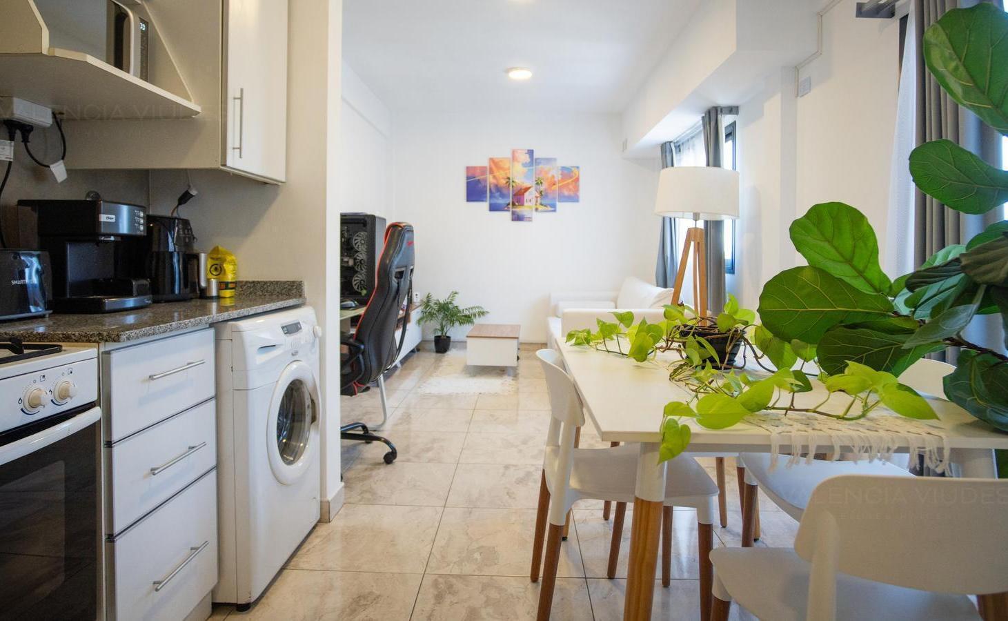 Venta departamento 2 ambientes con balcón y cochera en Villa Luzuriaga.