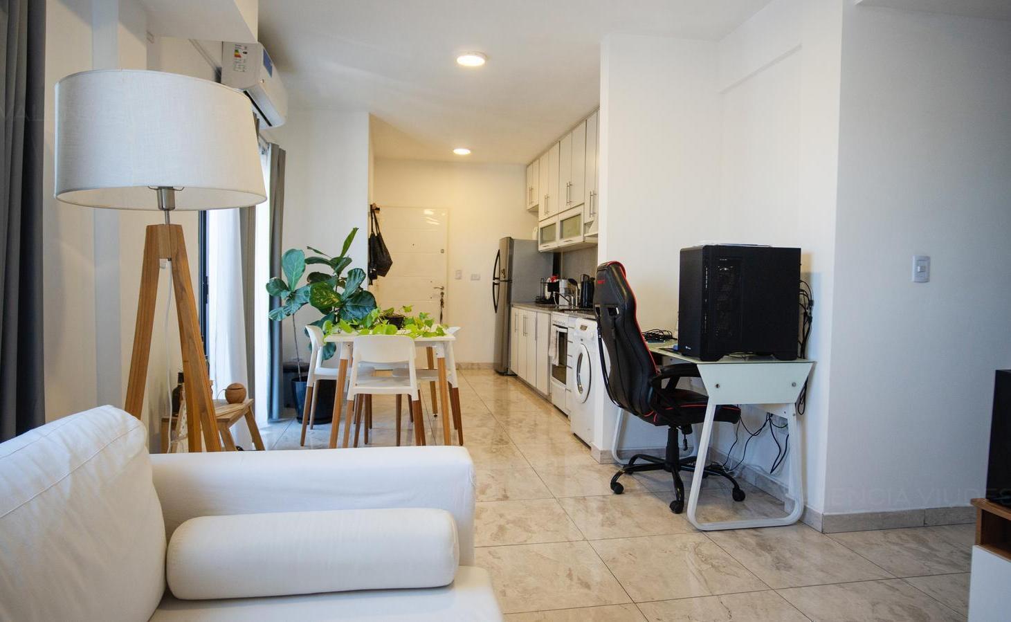 Foto de Venta departamento 2 ambientes con balcón y cochera en Villa Luzuriaga., imagen 2