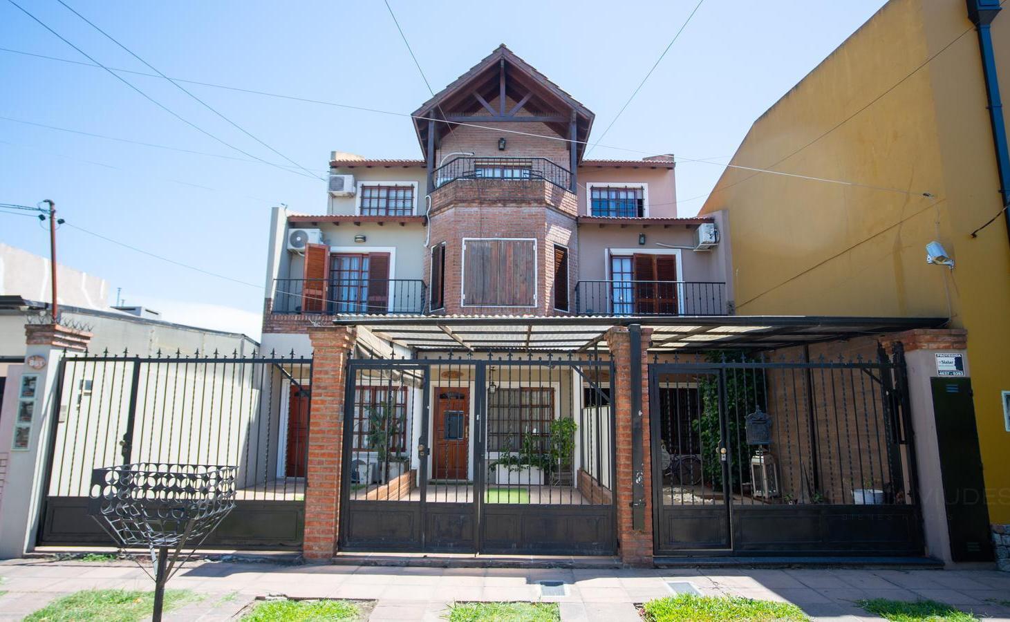Venta Tríplex 4 ambientes con patio y pileta en Haedo.