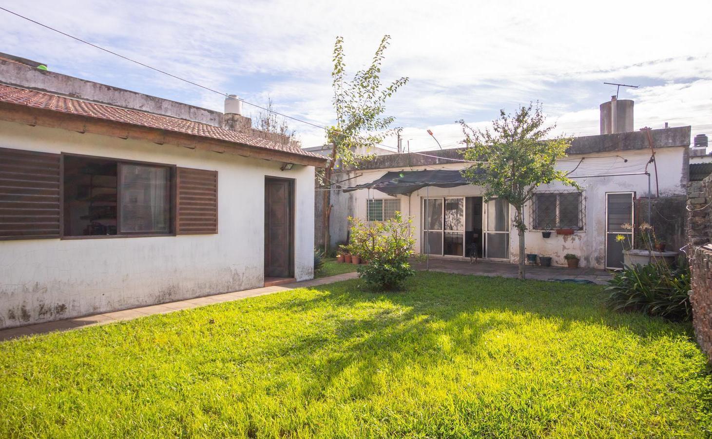 Venta casa 3 ambientes con jardín en Haedo.