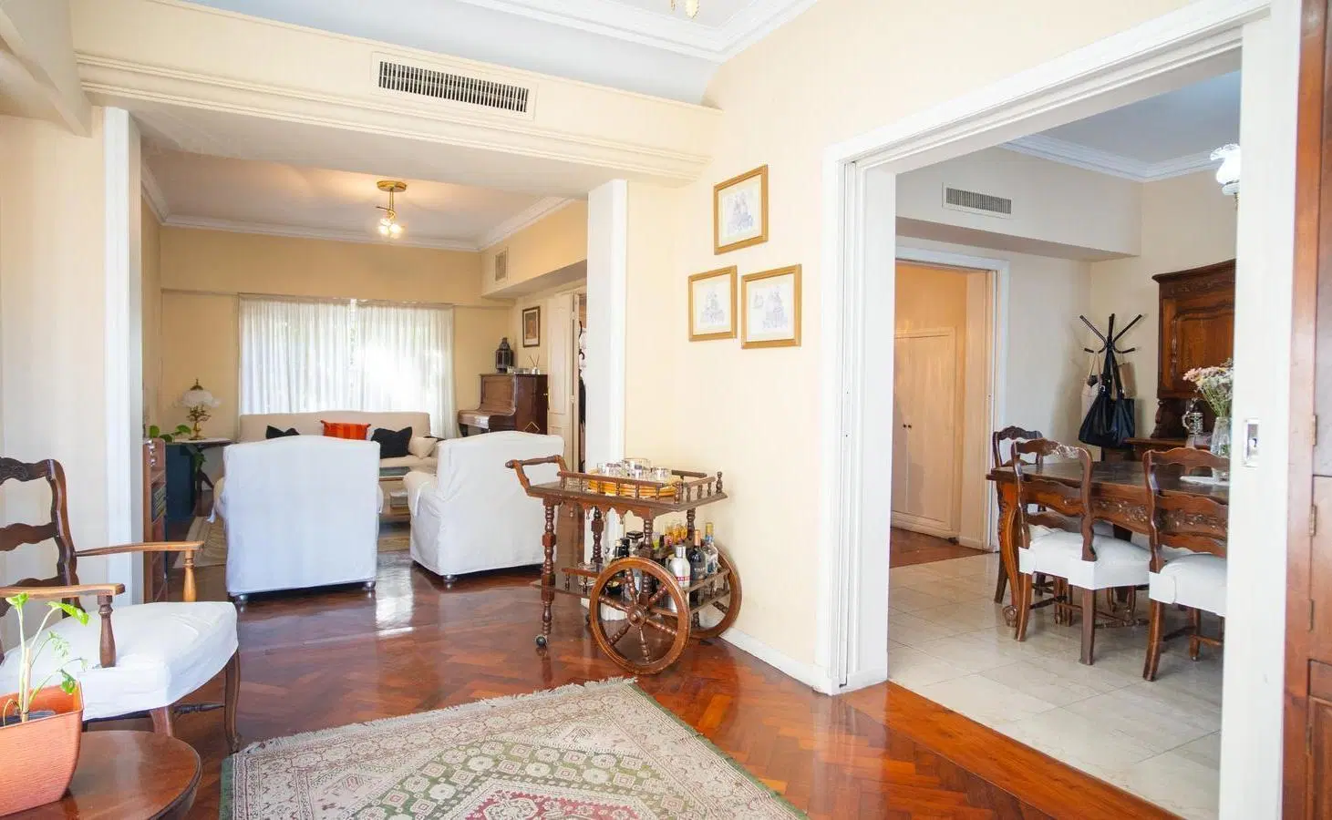 Venta Casa 6 ambientes con amplio parque y piscina en Haedo. 2