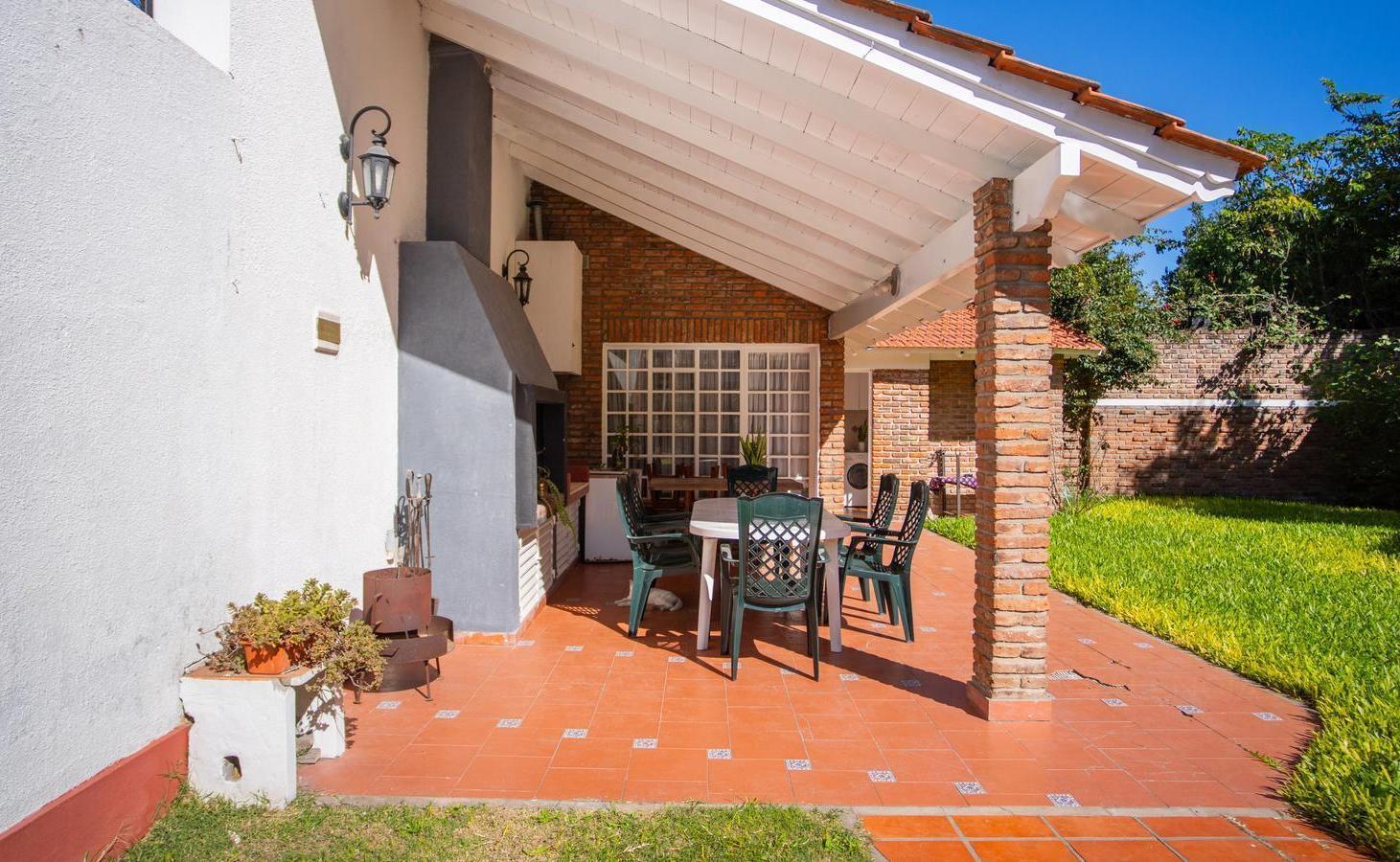 Foto de Venta Casa 6 ambientes con amplio parque y piscina en Haedo., imagen 5