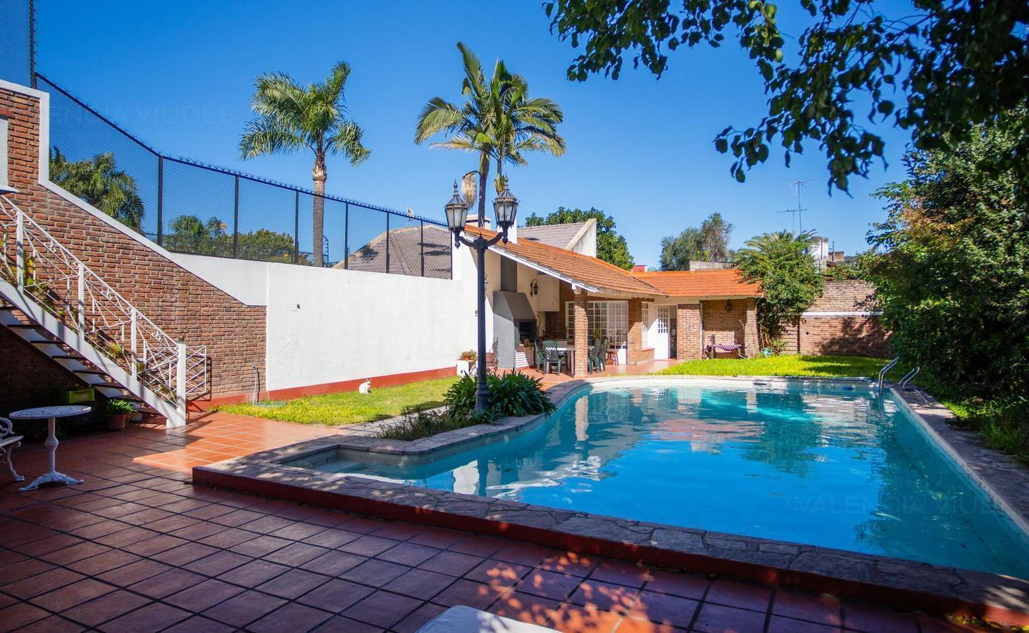 Venta Casa 6 ambientes con amplio parque y piscina en Haedo.