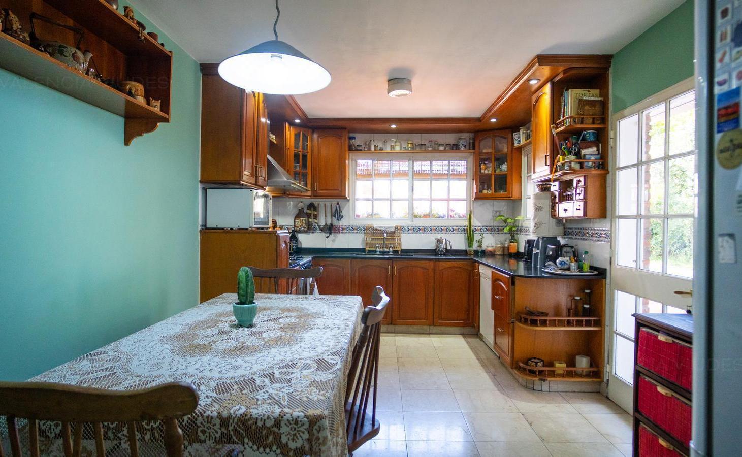 Foto de Venta Casa 6 ambientes con amplio parque y piscina en Haedo., imagen 4