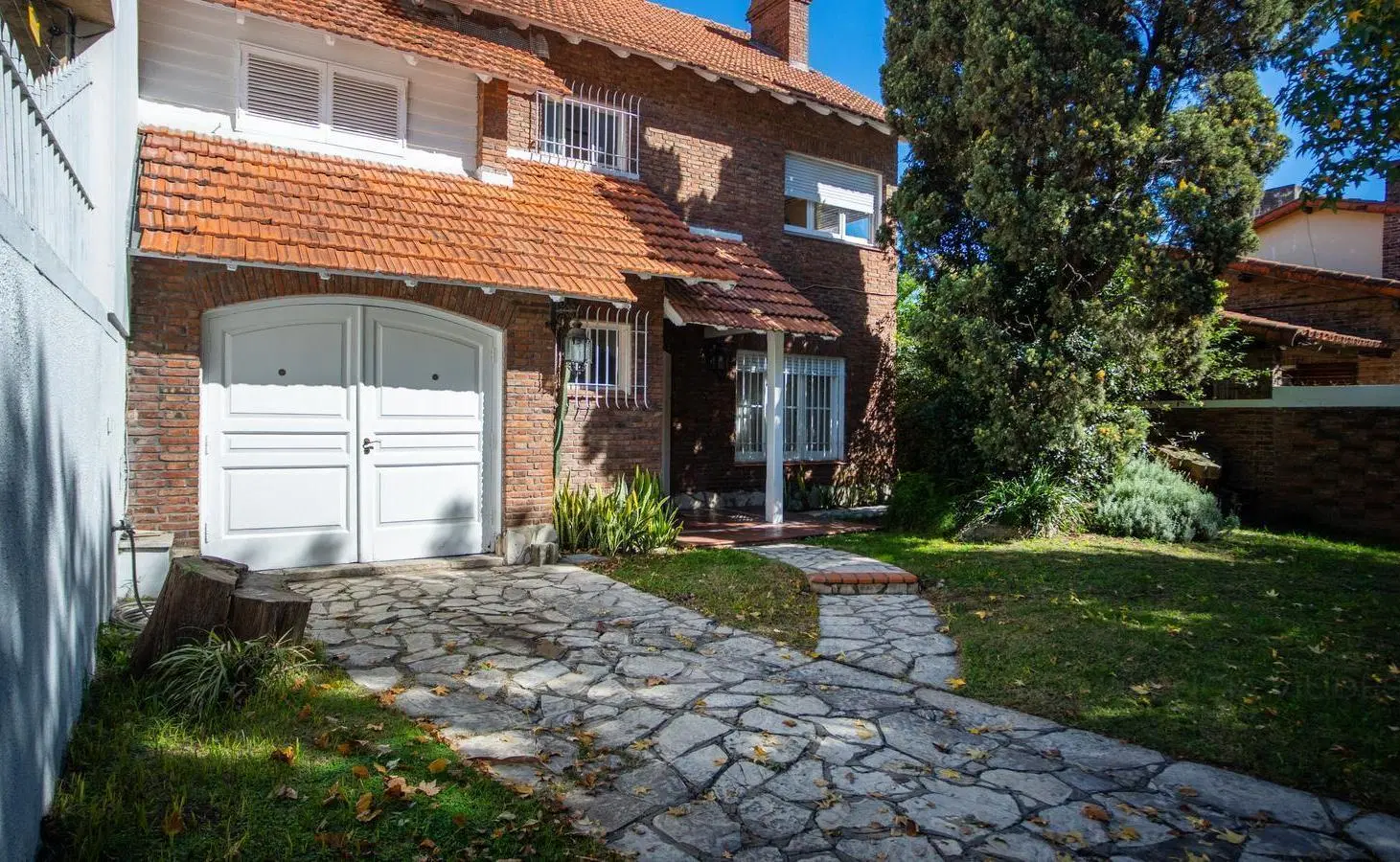 Venta Casa 6 ambientes con amplio parque y piscina en Haedo. 3