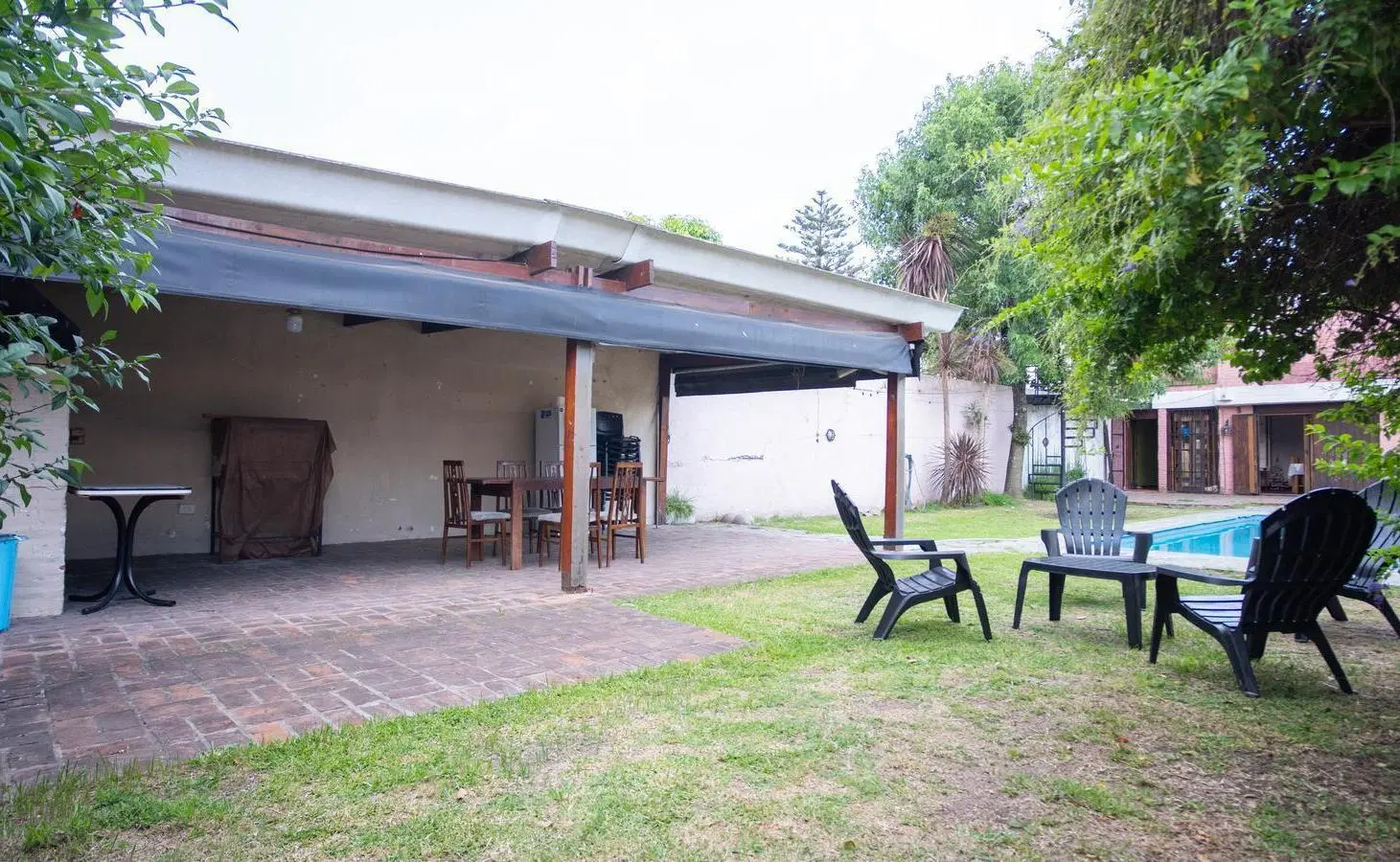 Venta de casa 6 ambientes con amplio jardín y piscina en Ramos Mejía. 3