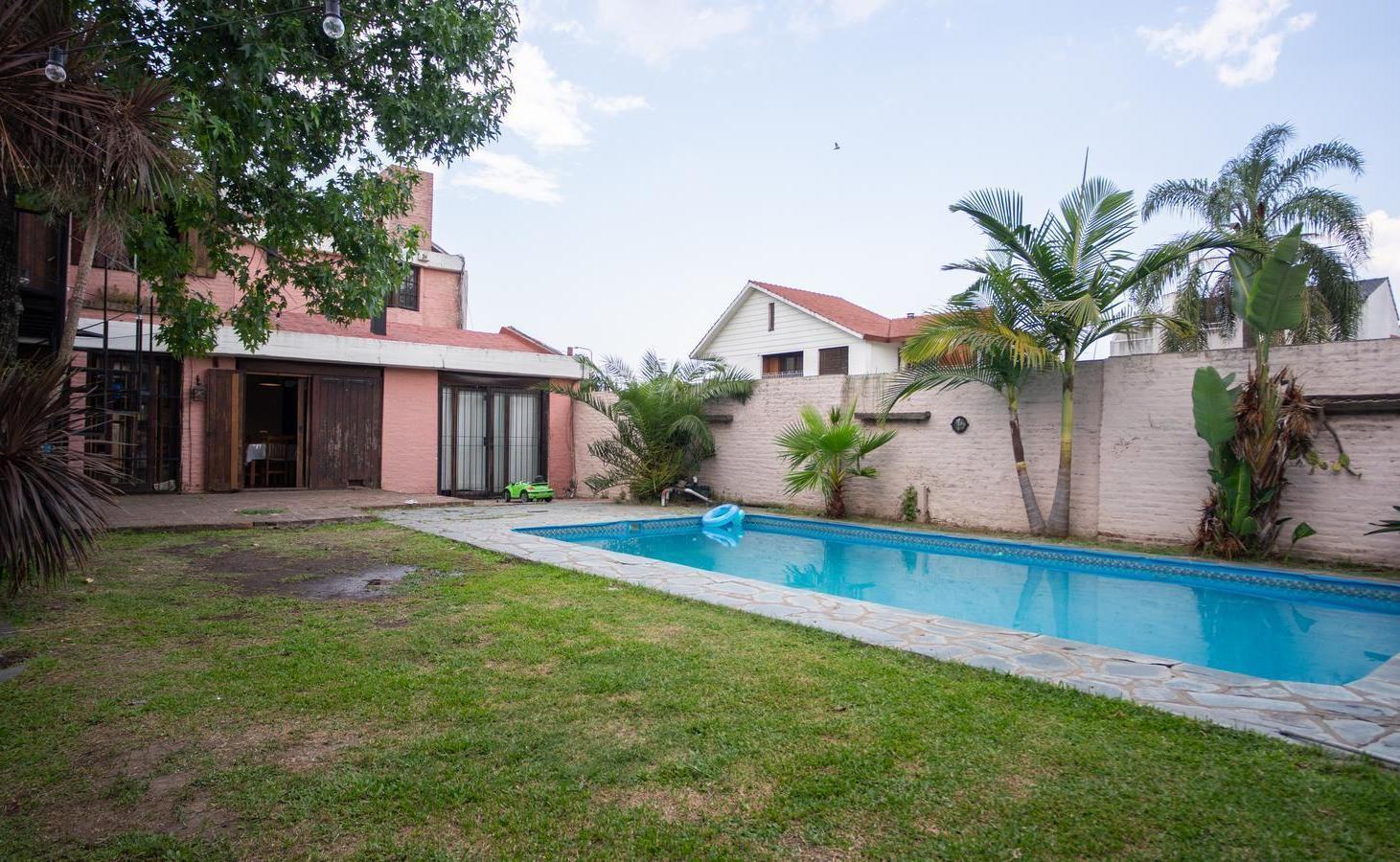 Venta de casa 6 ambientes con amplio jardín y piscina en Ramos Mejía.