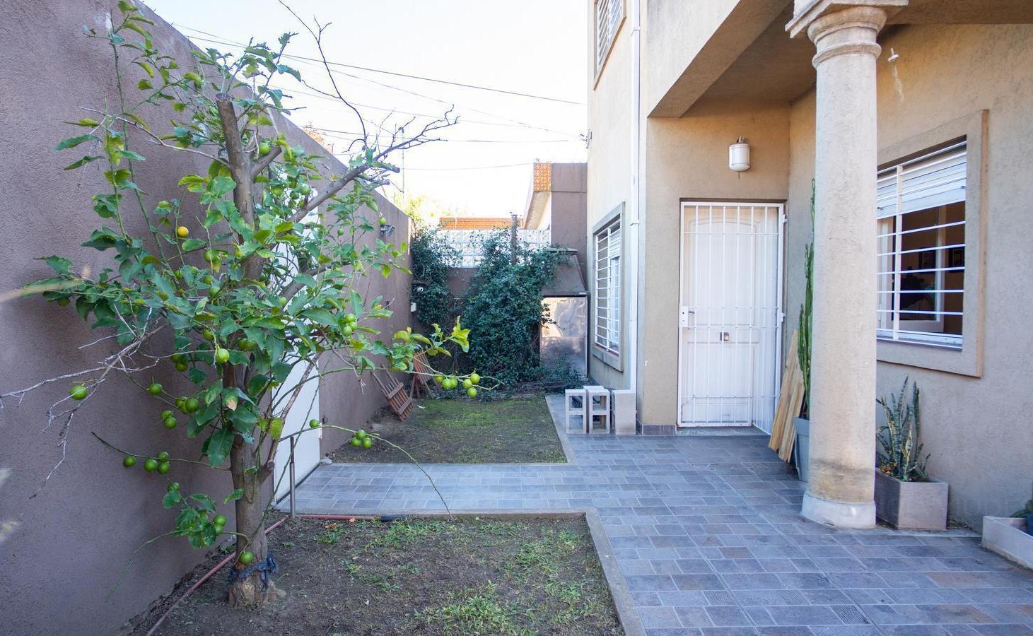 Foto de Venta Casa 6 ambientes con patio en Haedo., imagen 2