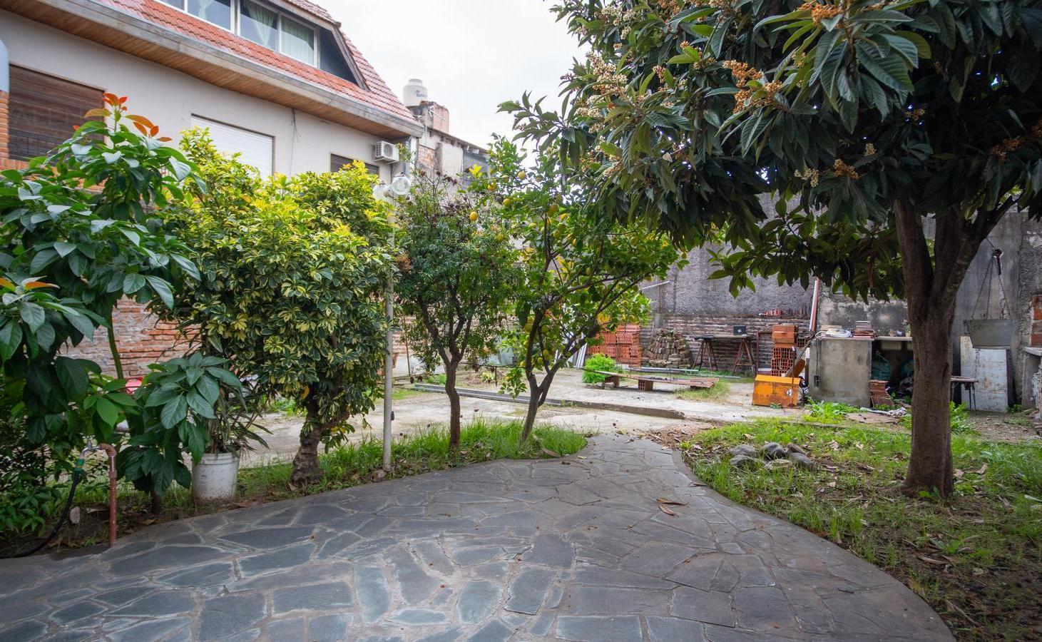 Venta Casa 5 ambientes con jardín y cochera en Villa Luzuriaga.