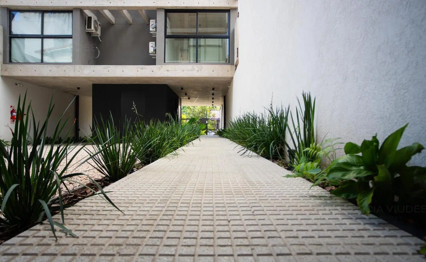 Venta semipiso 2 ambientes a estrenar con cochera en Moron. 3