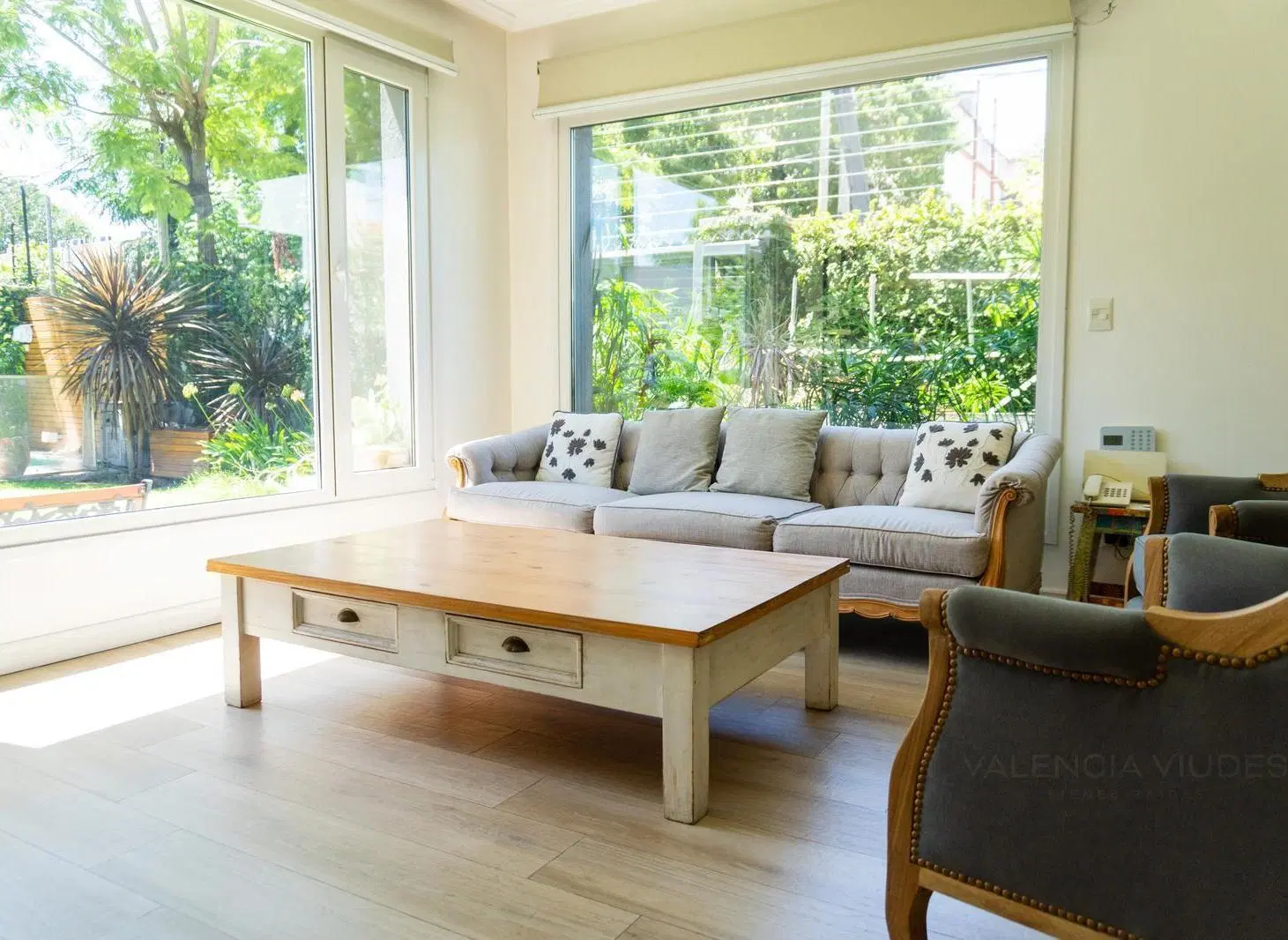 Venta de Casa 8 Ambientes en Hurlingham con piscina y quincho 2