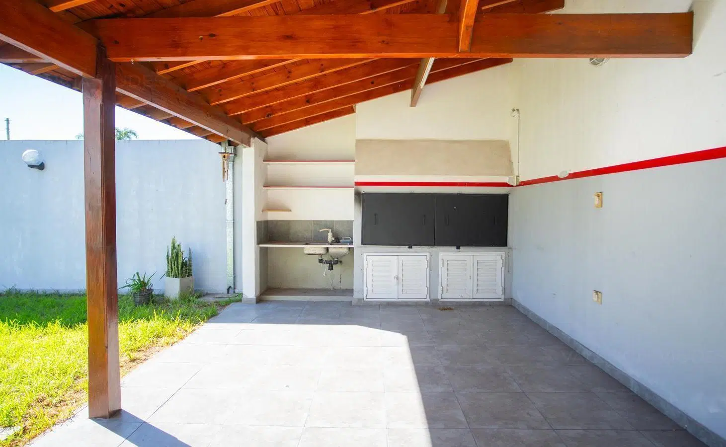 Venta casa 5 ambientes con parque y garaje en Castelar. 3