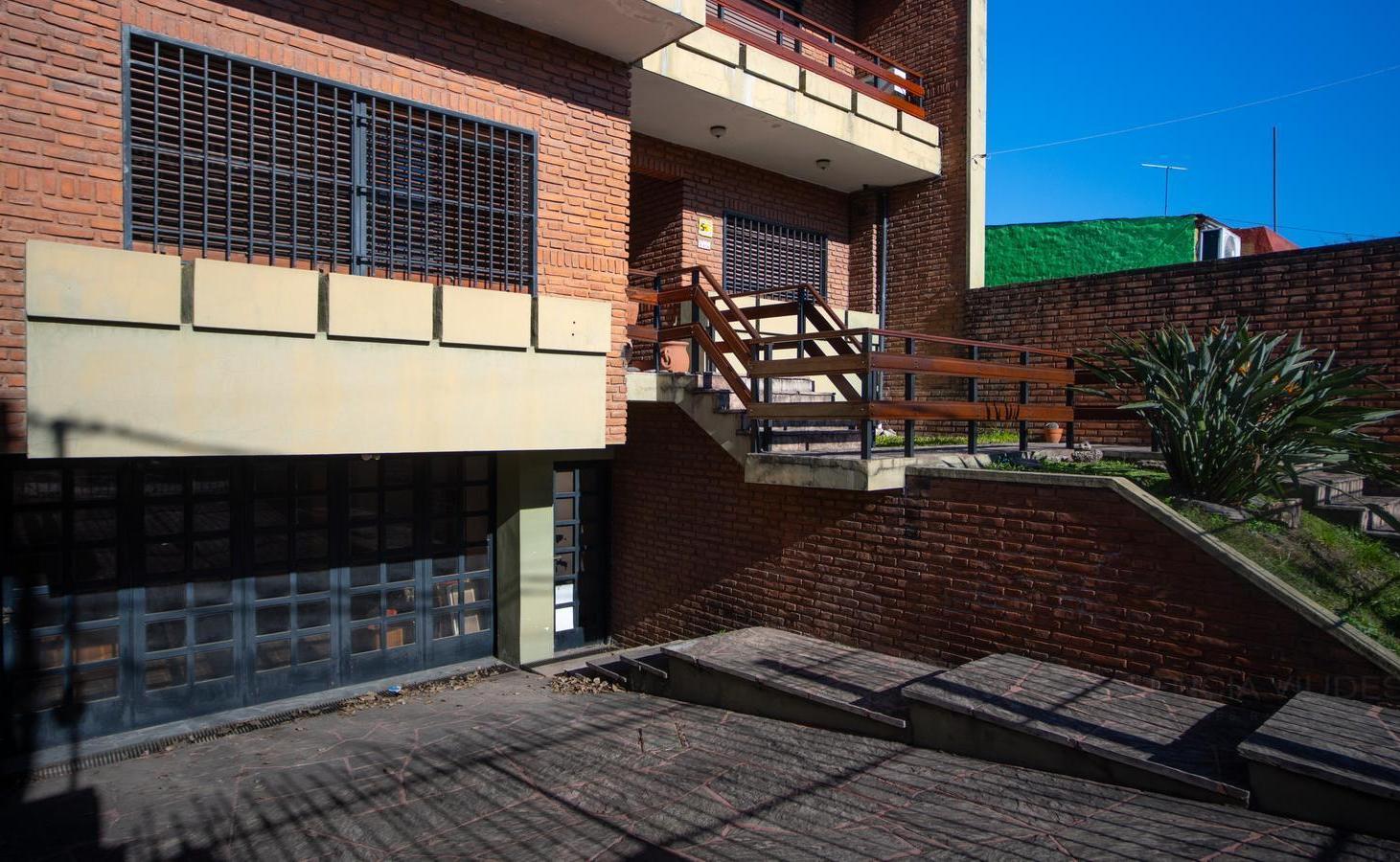 Foto de Venta casa 6 ambientes con jardín, quincho y garaje en El Palomar., imagen 4