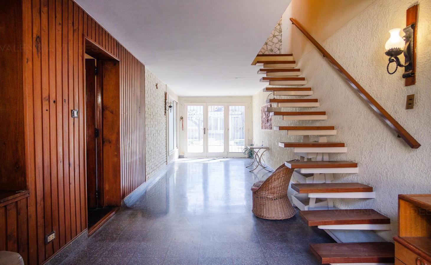 Foto de Venta casa 5 ambientes con jardín, garaje y segunda vivienda, imagen 2