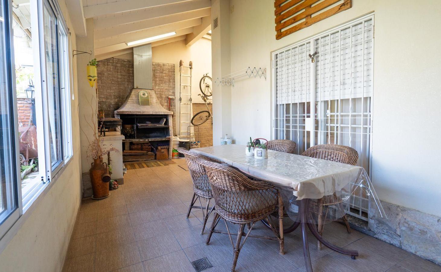 Foto de Venta Casa 5 Ambiente con Jardín, Garaje y Pileta en Ramos Mejía, imagen 2
