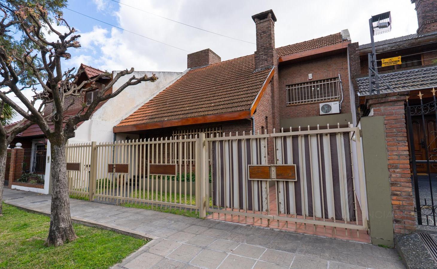 Foto de Venta Casa 4 ambientes con jardín, parrilla y pileta en Moron., imagen 3