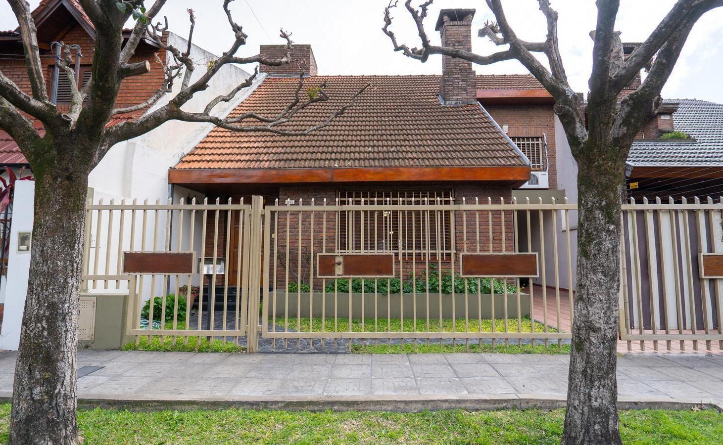 Foto de Venta Casa 4 ambientes con jardín, parrilla y pileta en Moron., imagen 2