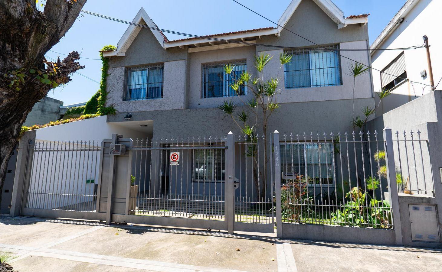 Foto de Venta casa 5 ambientes con jardín, piscina y garaje en Haedo., imagen 2