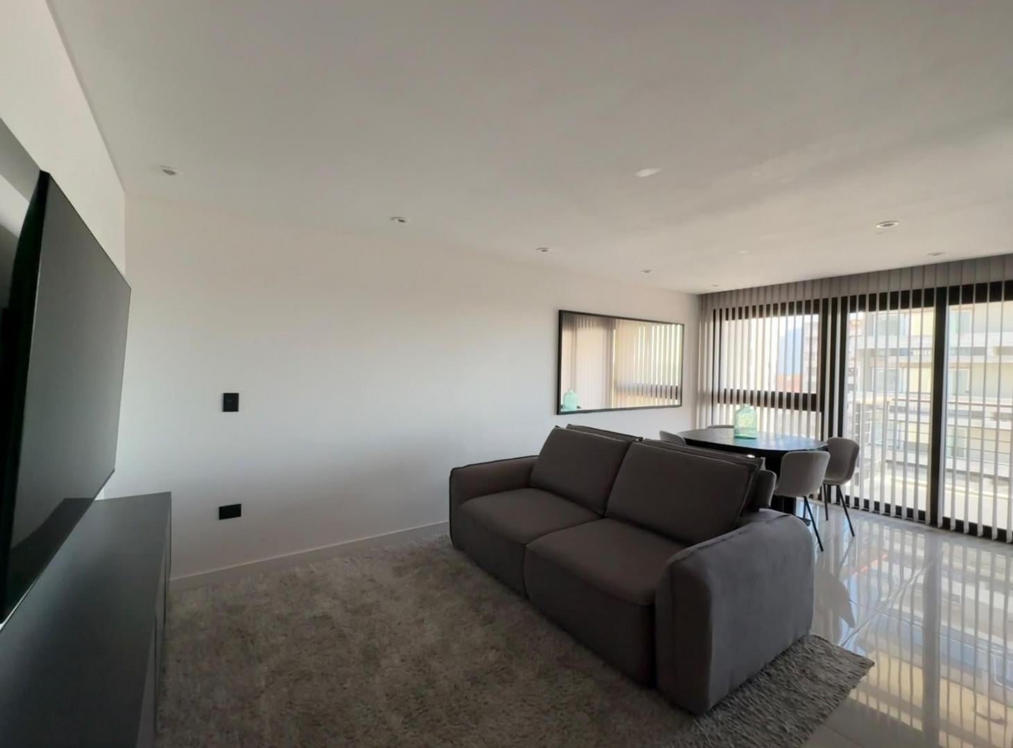 Foto de Moderno semipiso de 2 ambientes con parrilla y cochera – Zona, imagen 1