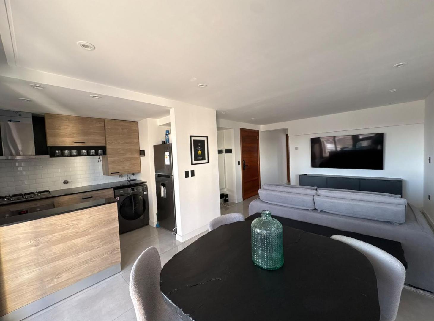 Foto de Moderno semipiso de 2 ambientes con parrilla y cochera – Zona, imagen 4
