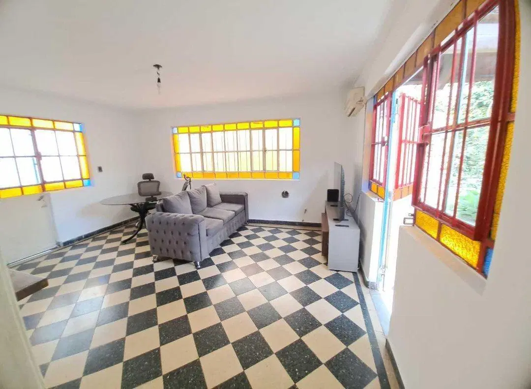 EN VENTA CASA 5 AMBIENTES CON JARDIN PATERNAL 5