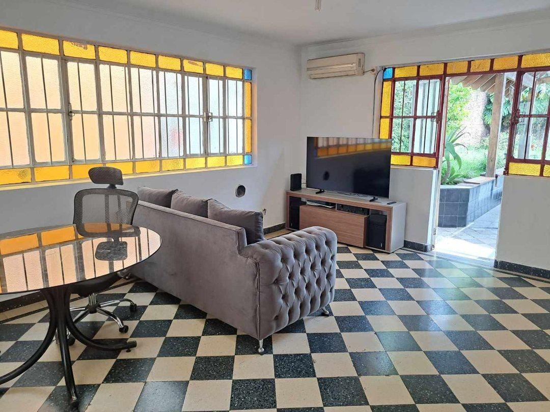 EN VENTA CASA 5 AMBIENTES CON JARDIN PATERNAL
