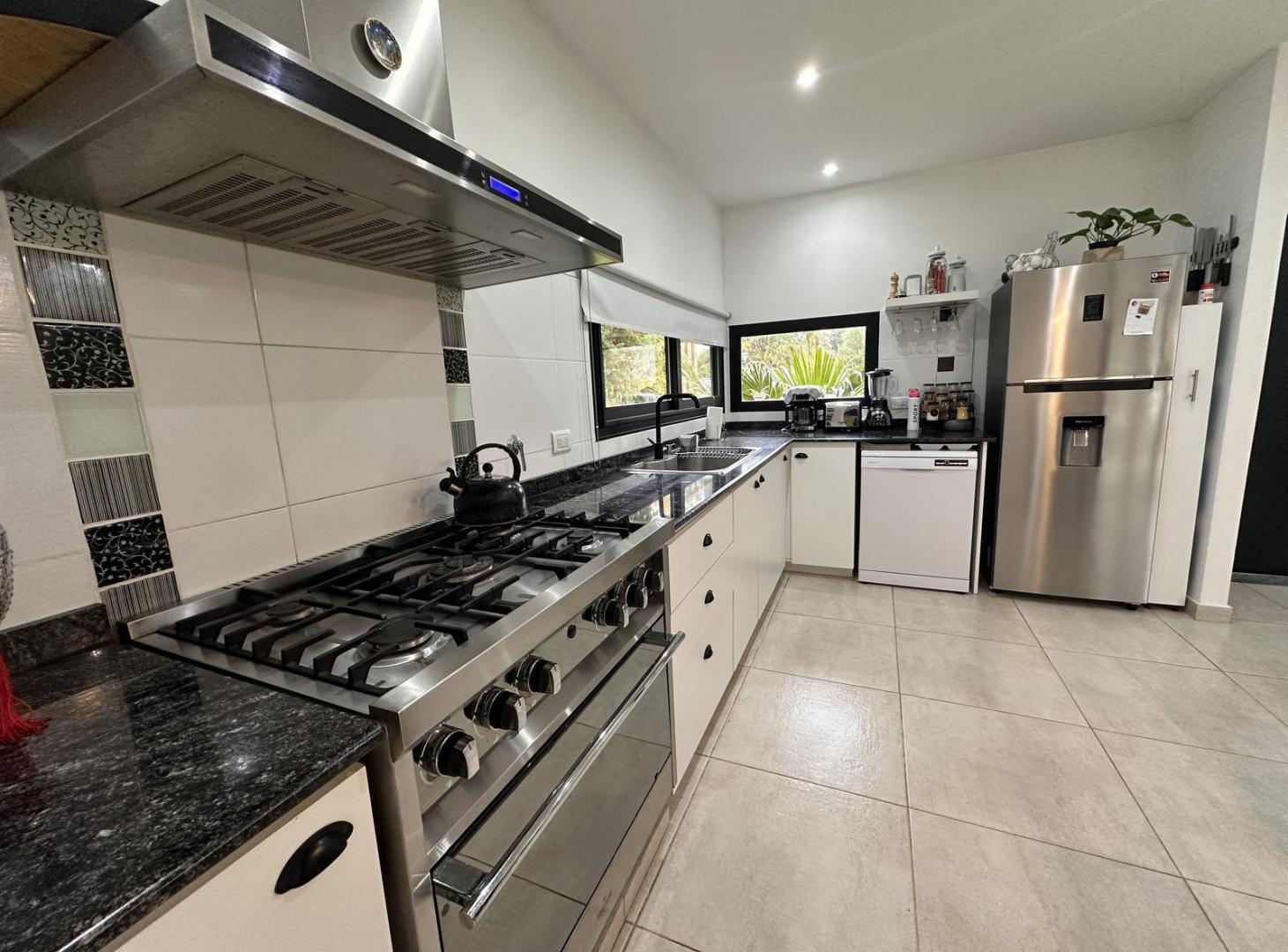 Foto de CASA VENTA LA CANDIDA 4 AMBIENTES PISCINA, imagen 5
