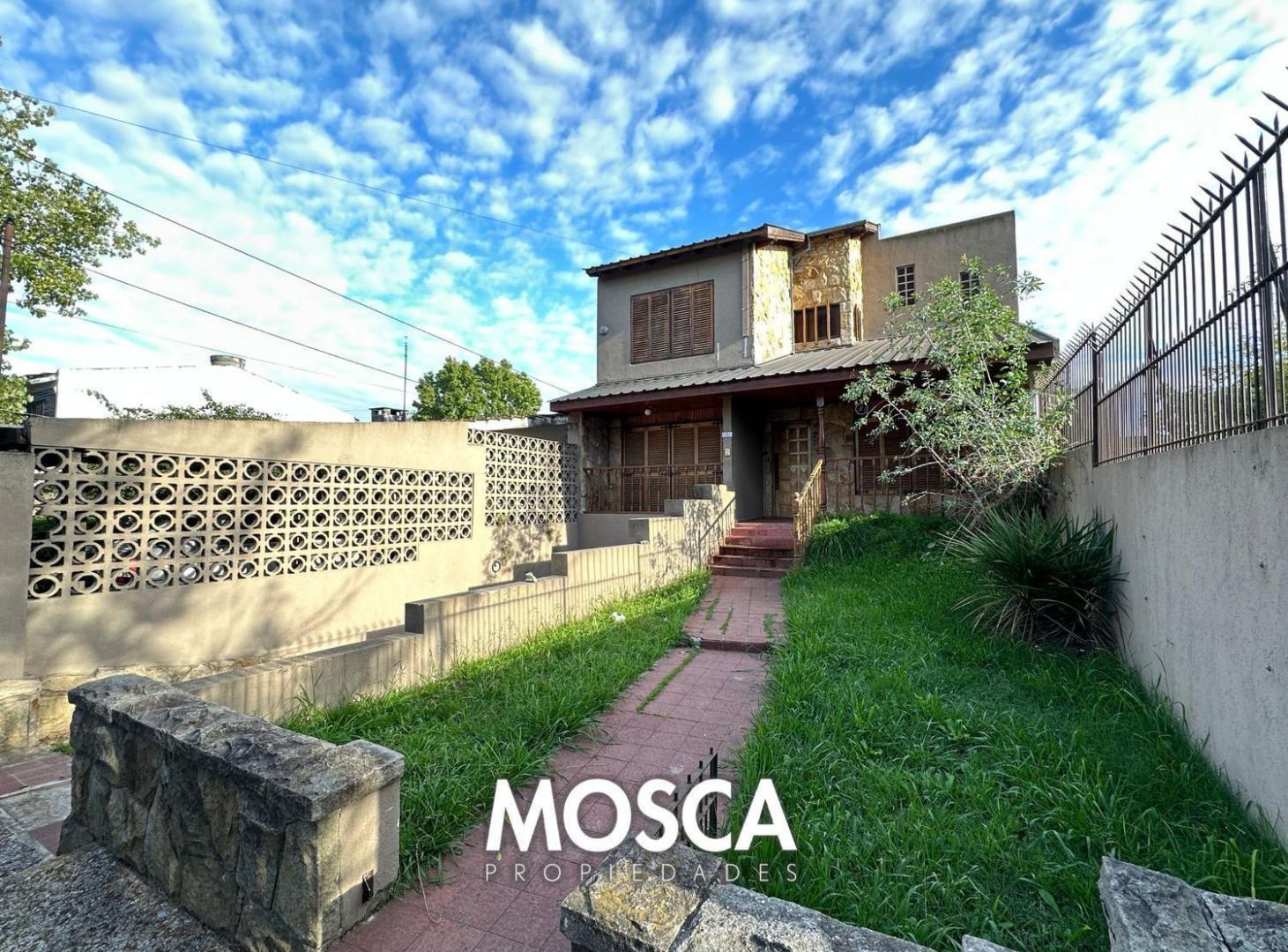 Foto de Casa sobre dos lotes Moreno vendo, imagen 1