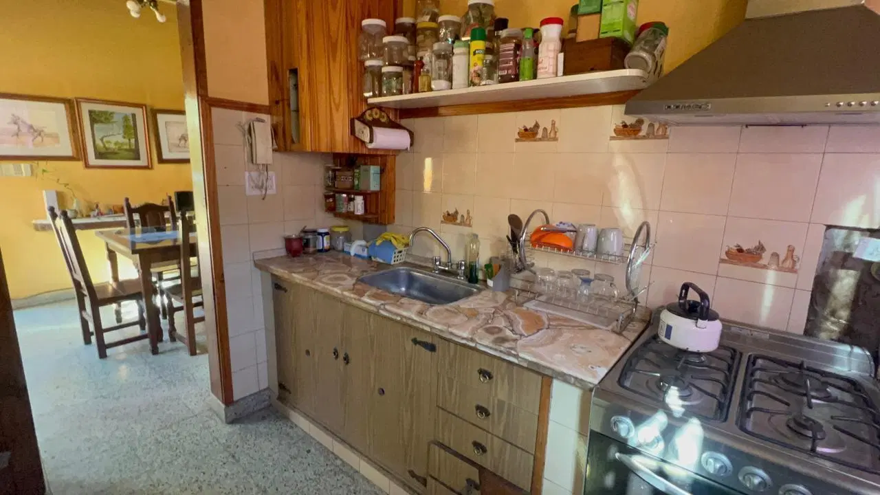 En venta sobre Avenida casa y terreno 5