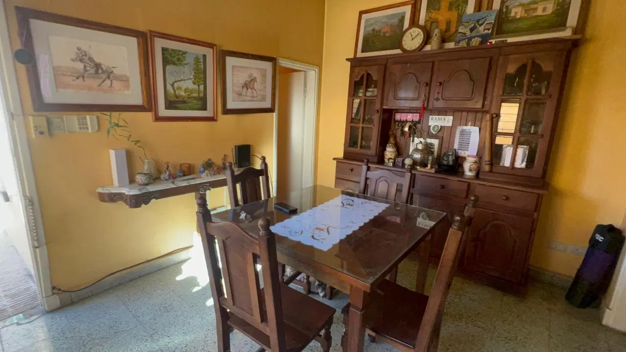En venta sobre Avenida casa y terreno 4