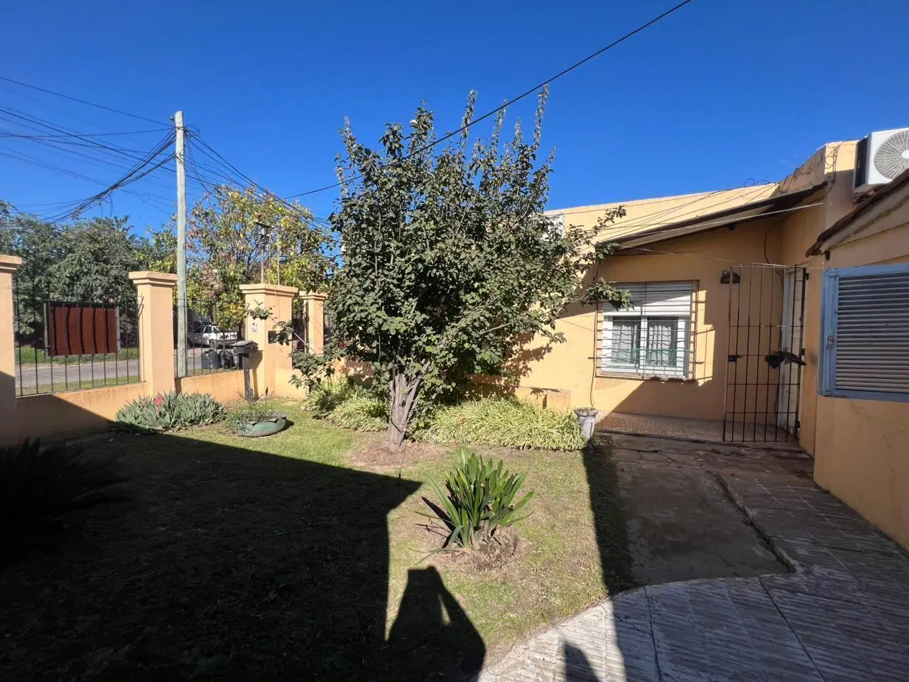 En venta sobre Avenida casa y terreno 8