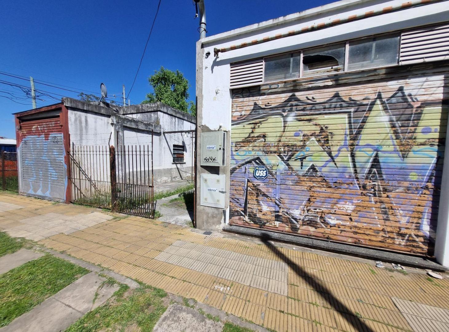En venta esquina a refaccionar Casa local Moreno centro