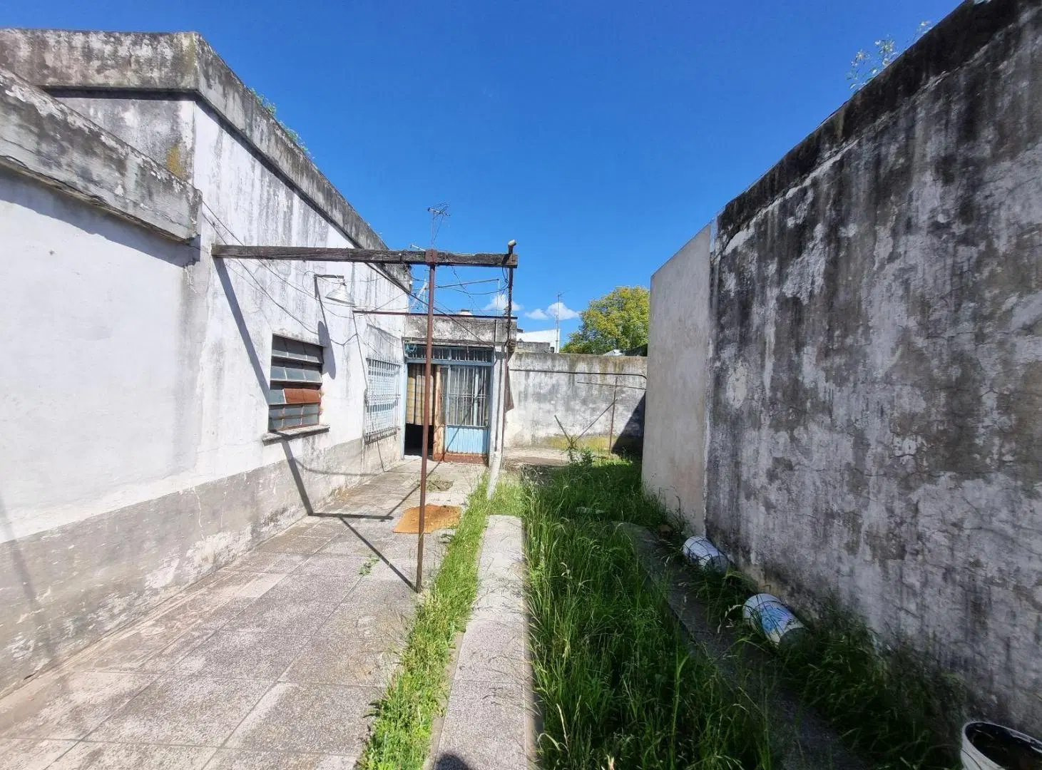 En venta esquina a refaccionar Casa   local Moreno centro 3