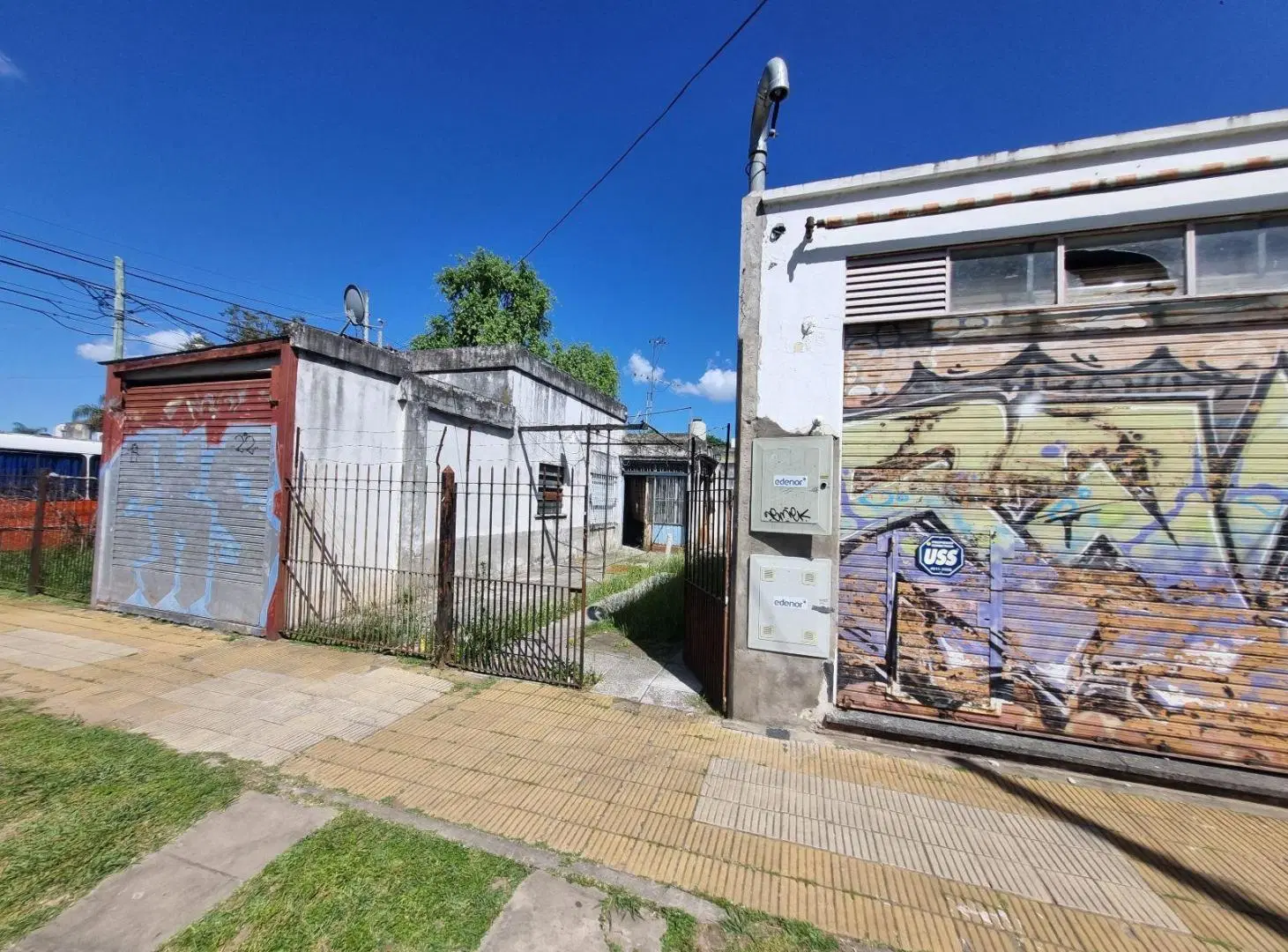 En venta esquina a refaccionar Casa   local Moreno centro 4