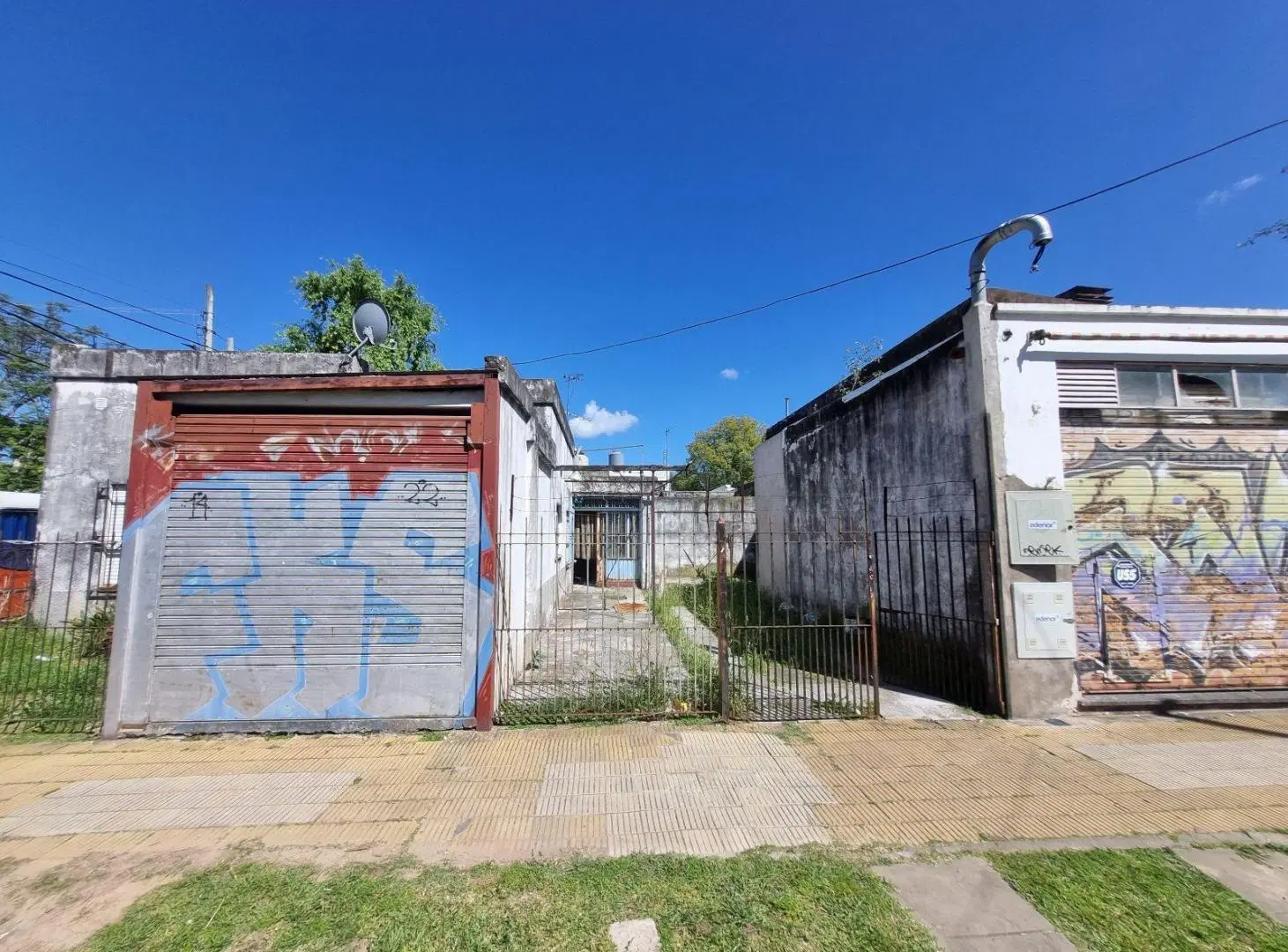 En venta esquina a refaccionar Casa   local Moreno centro 5