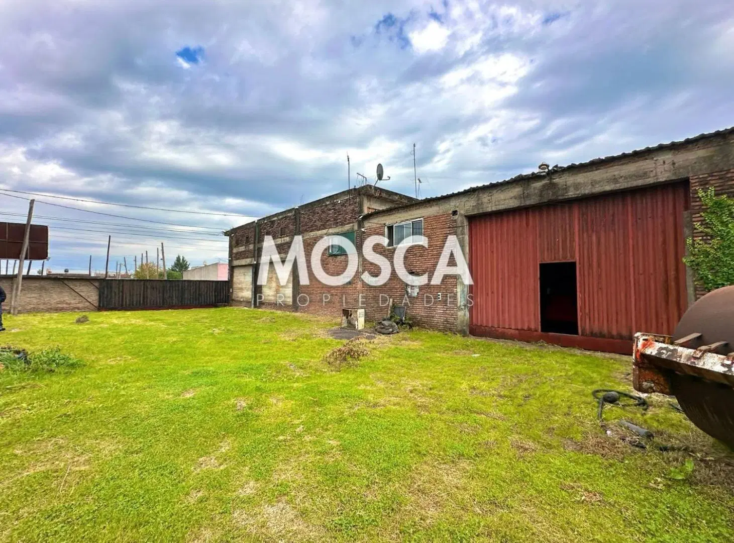 Depósito sobre lote de 2600 m2 en Moreno 2