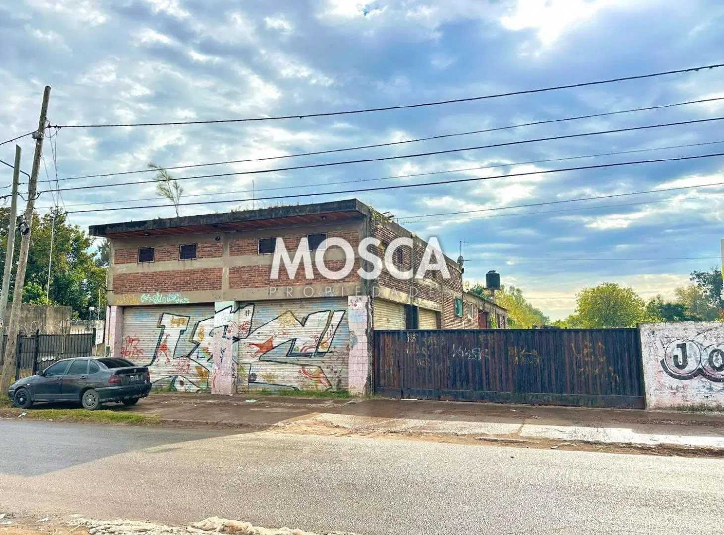 Depósito sobre lote de 2600 m2 en Moreno 5