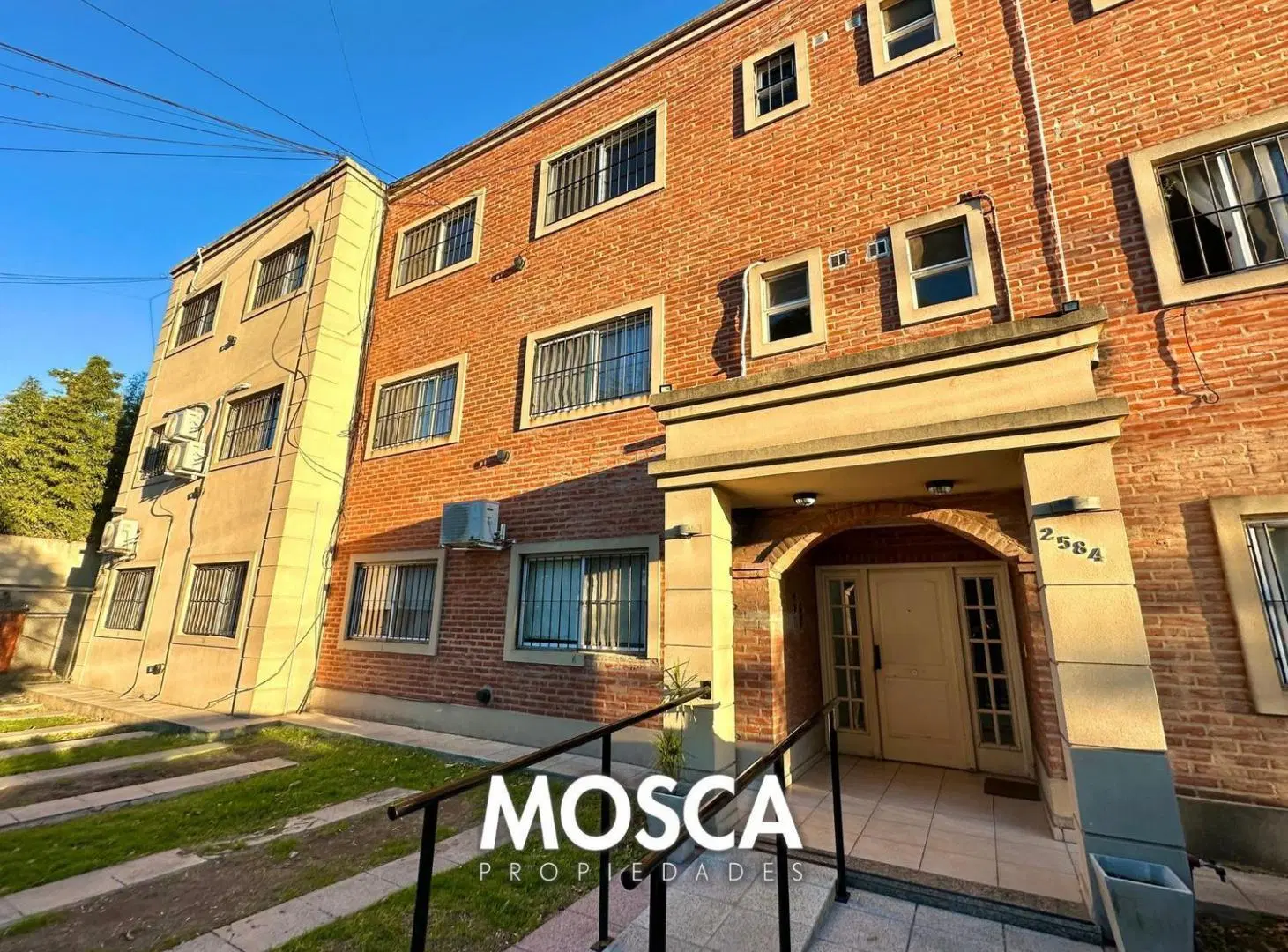EN VENTA DOS AMBIENTES CON COCHERA MORENO CENTRO 3