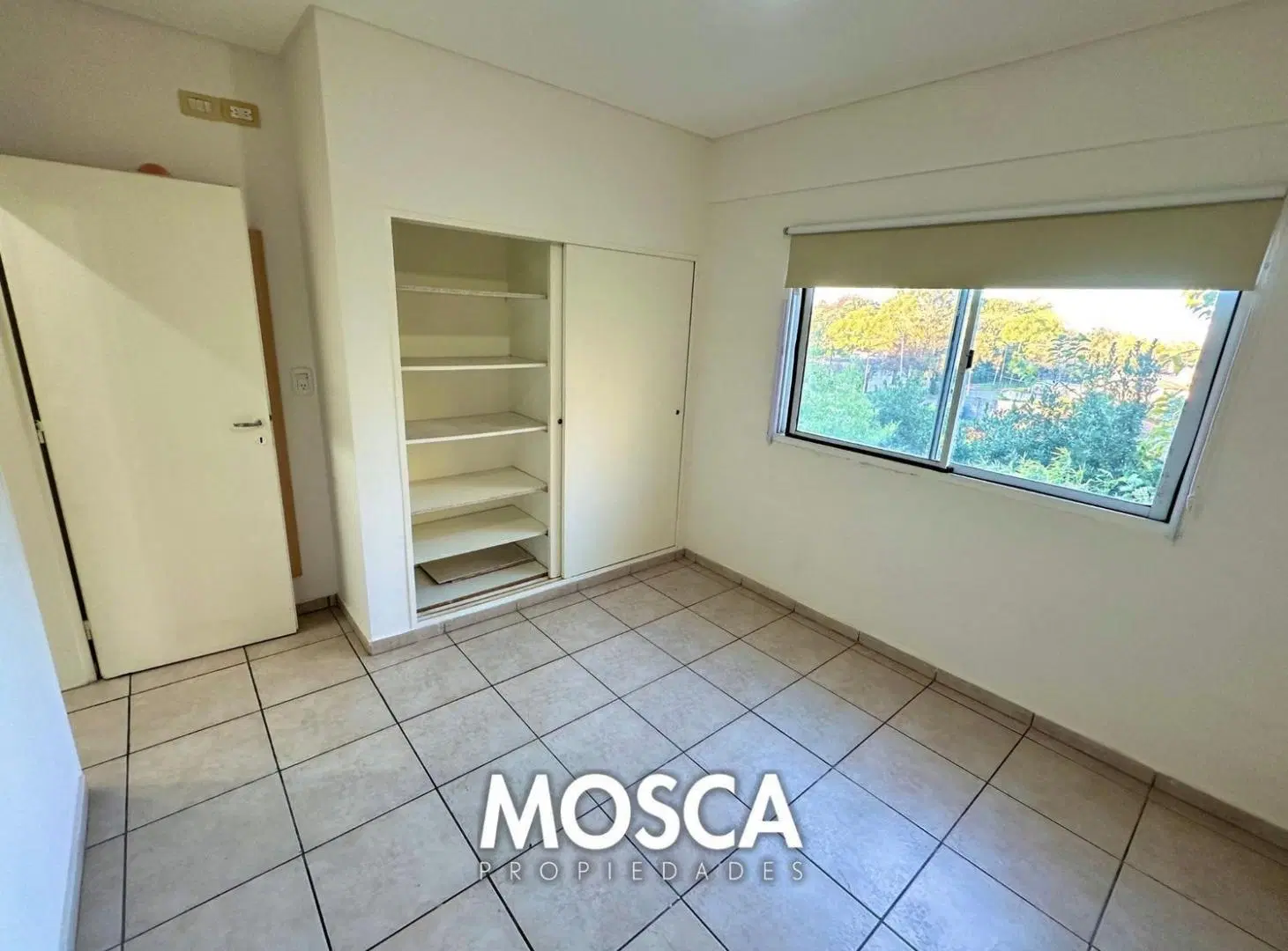 EN VENTA DOS AMBIENTES CON COCHERA MORENO CENTRO 8