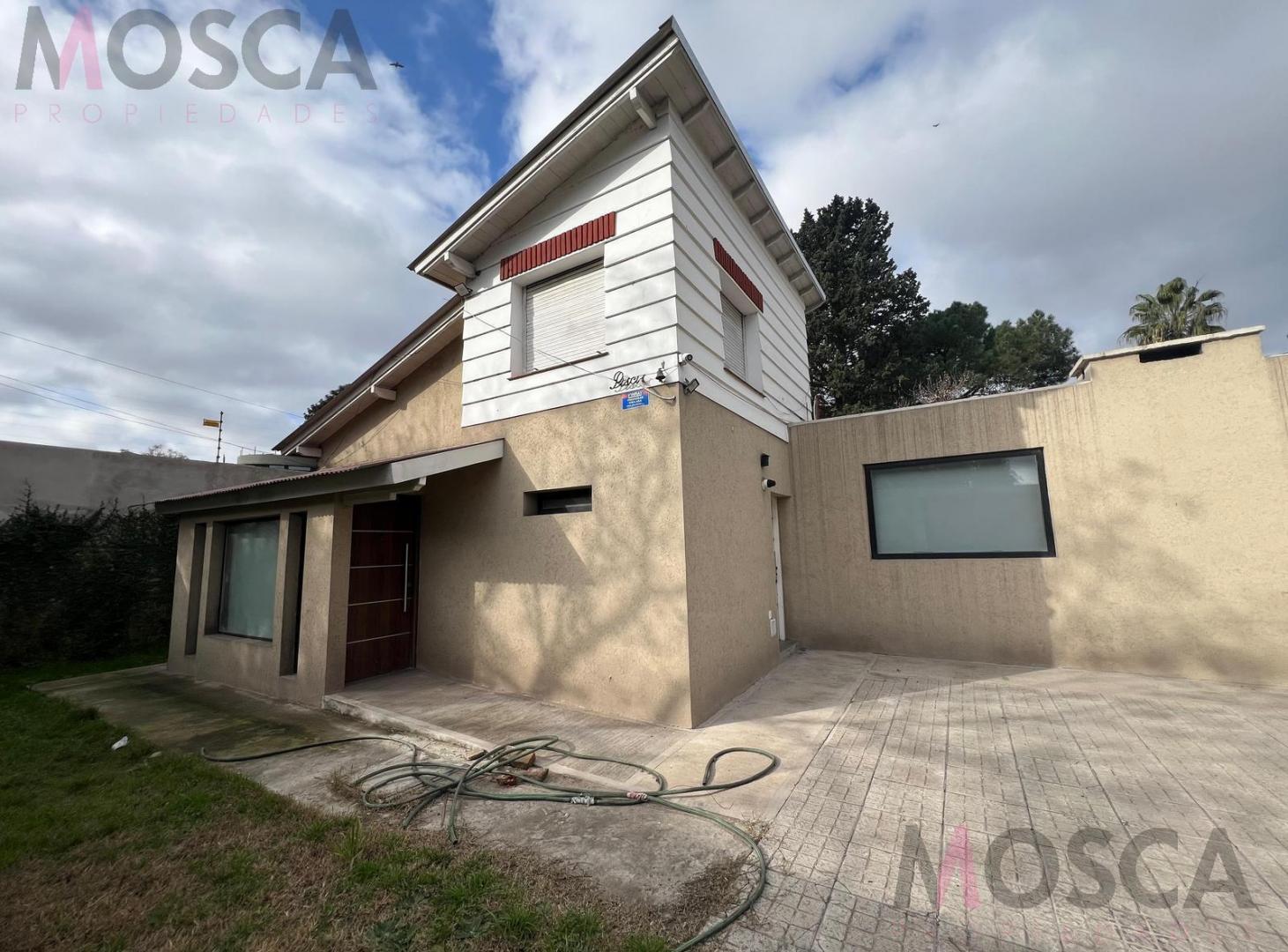 Foto de Casa en venta a metros autopista con pileta en Moreno, imagen 1