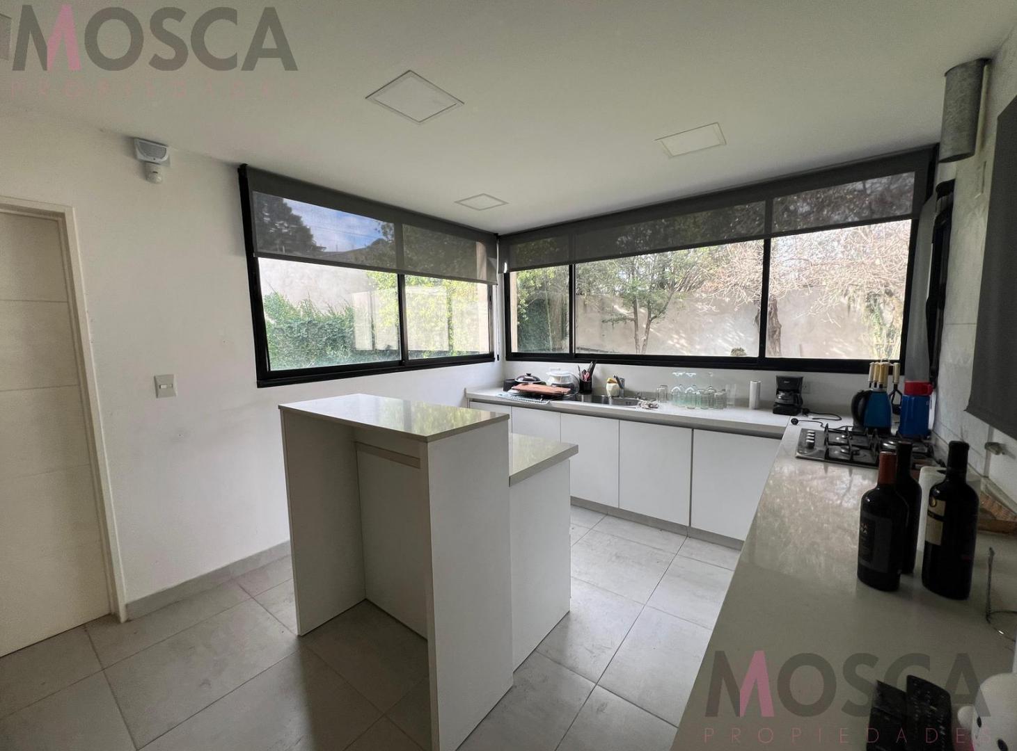 Foto de Casa en venta a metros autopista con pileta en Moreno, imagen 3