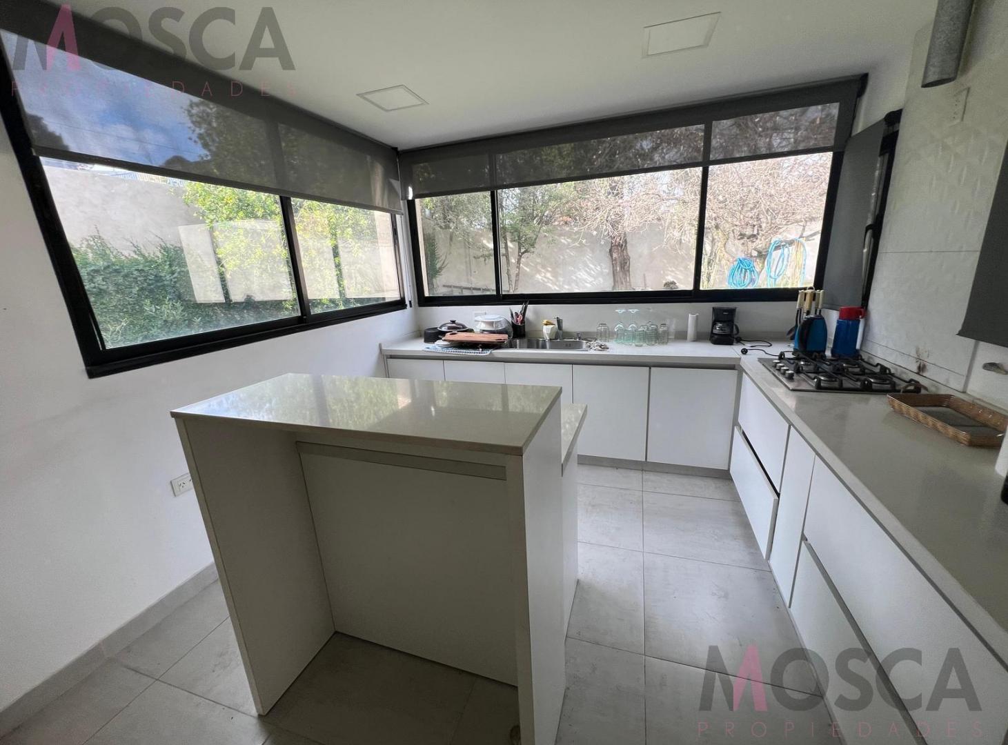 Foto de Casa en venta a metros autopista con pileta en Moreno, imagen 2