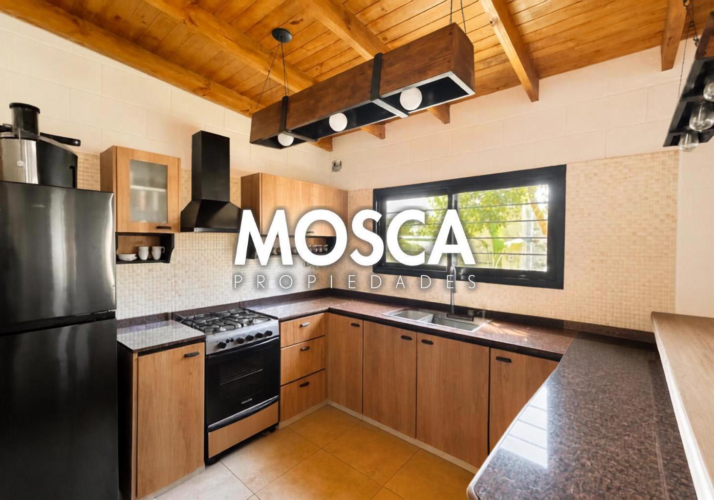 Foto de Casa con pileta parque Francisco Alvarez, imagen 2