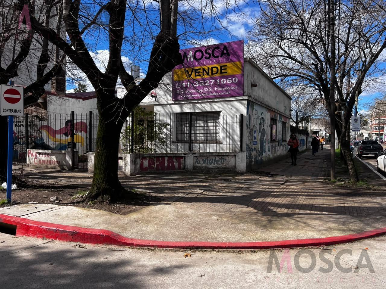Foto de En venta ideal inversor importante esquina en Moreno centro, imagen 2