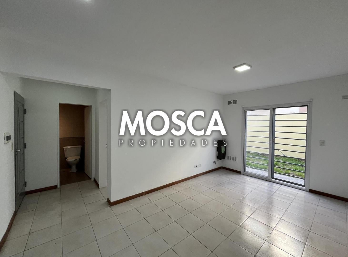 Dos ambientes con patio y cochera en alquiler Moreno sur.