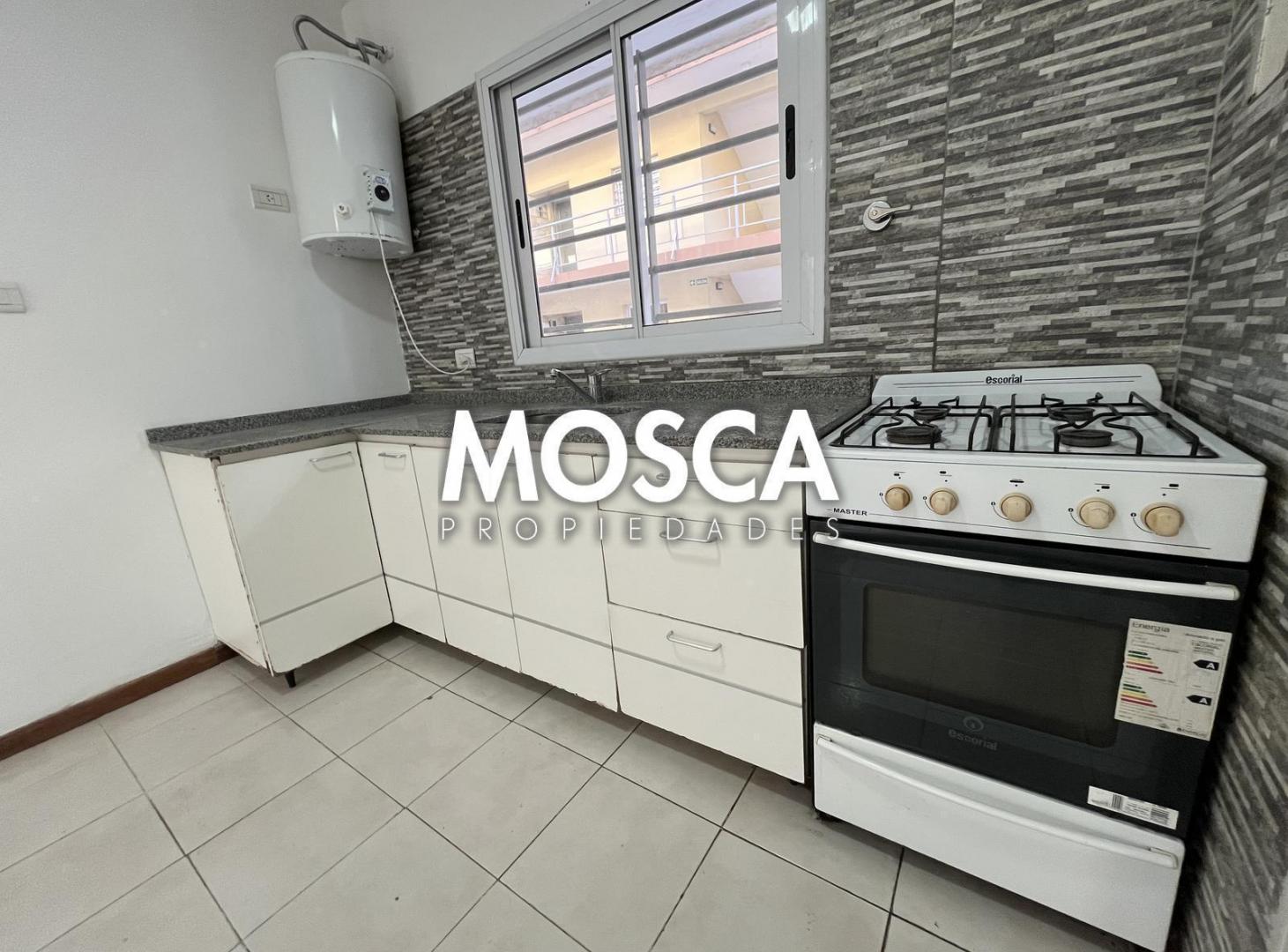 Foto de Dos ambientes con patio y cochera en alquiler Moreno sur., imagen 4