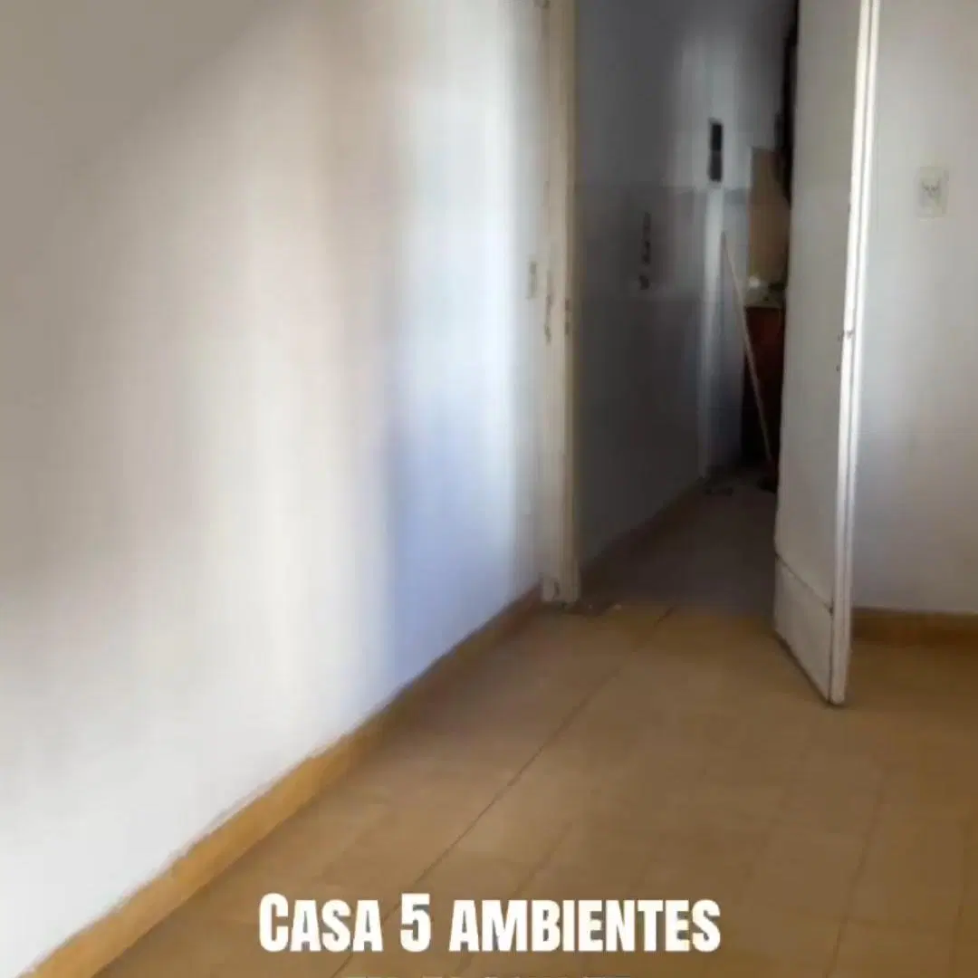 Casa amplia tres habitaciones Castelar sur 5