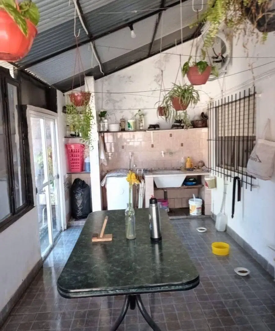 Casa con galería amplia y departamento al fondo.muy cuidada 4
